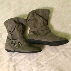 Suede grey booties with buckle straps